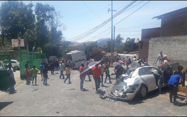 Elementos abanderan la vía e impiden que otros autos resulten dañados; en la zona hay 30 agentes y 10 patrullas. TWITTER / @SS_Edomex
