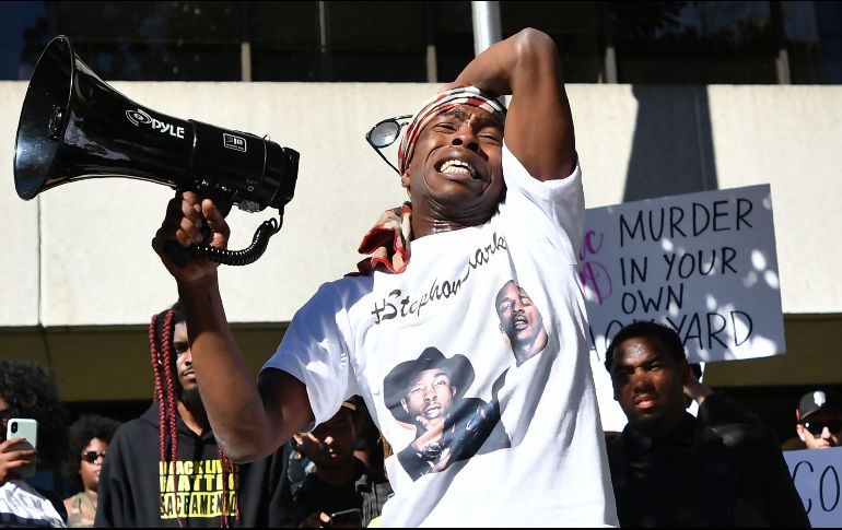 Stevante Clark, hermano del joven asesinado, protesta por el asesinato a manos de las autoridades. AFP / J. Edelson