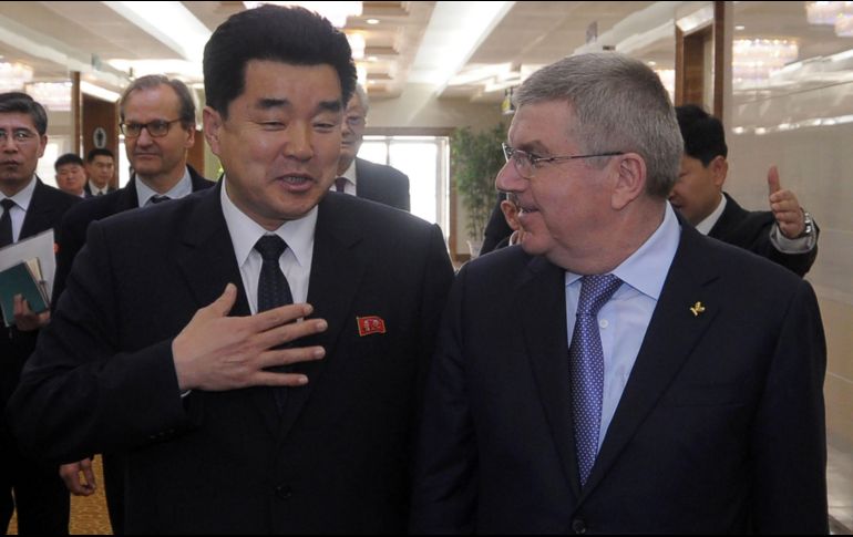 Kim Il-Guk (izq.), ministro norcoreano de Cultura Física y Deporte, le dio la bienvenida a su país a Thomas Bach, presidente del Comité Olímpico Internacional. AFP/W. Kim