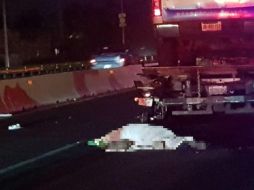 Peritos forenses y personal de Fiscalía acudieron al punto para tomar indicios del hecho.  ESPECIAL/