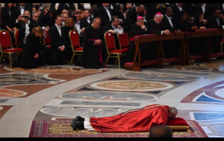 El Papa Francisco ora durante la ceremonia del Viernes Santo, en la basílica de San Pedro del Vaticano. AFP/A. Solaro