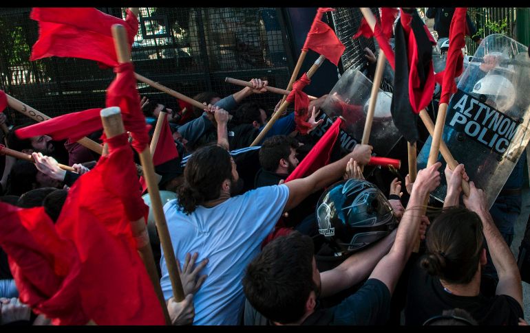 Estudiantes griegos chocan con antimotines durante una protesta en contra de las reformas educativas, realizada cerca de la oficina del primer ministro en Atenas. AFP/A. Tzortzinis