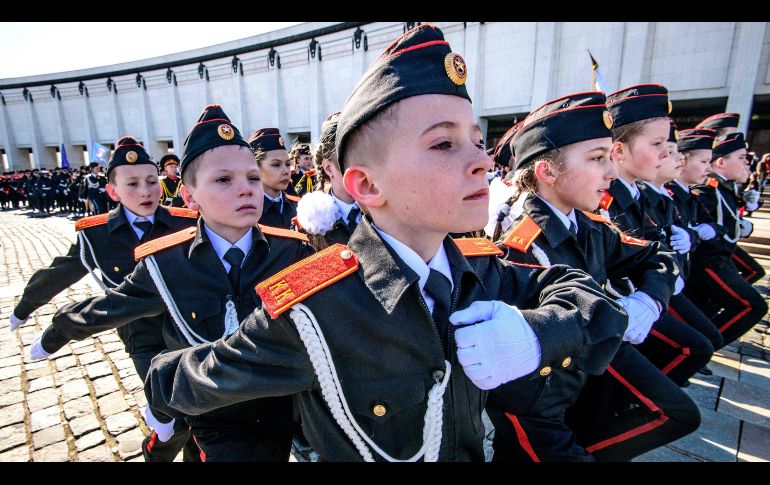 Cadetes rusos marchan durante un evento anual que reúne a las escuelas de cadetes en Moscú. AFP/M. Antonov