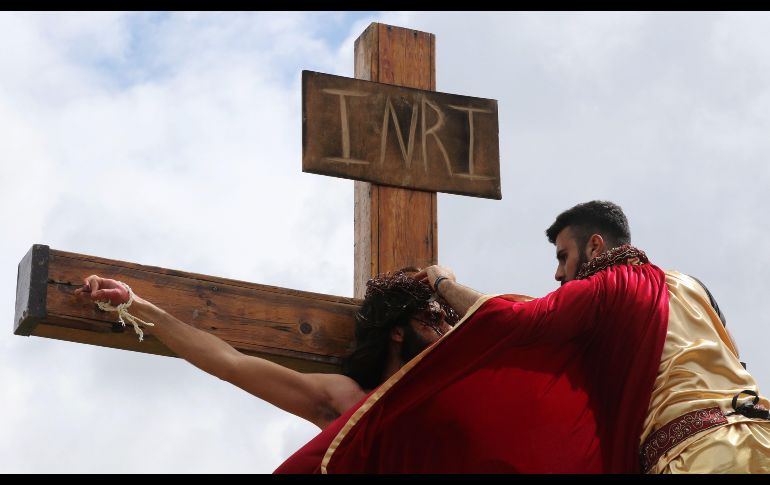 Cristianos participan en una representación de la crucifixión de Jesucristo en Al-Qurayeh, Líbano. AFP/M. Zayyat