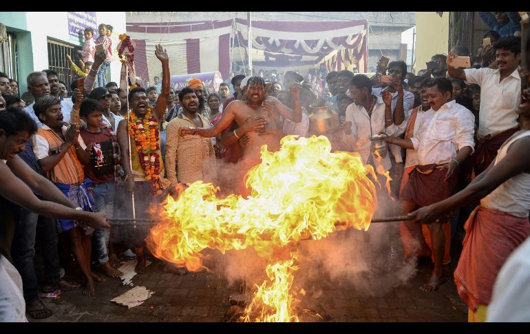 Devotos hindúes realizan un ritual  en Jalandhar, India, durante el festival 