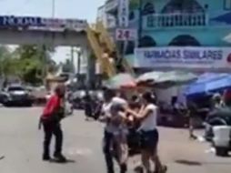 En redes sociales circulan imágenes y videos del momento en el que las personas que habían acudido al evento religioso intentaban escapar del lugar. YouTube / TV1