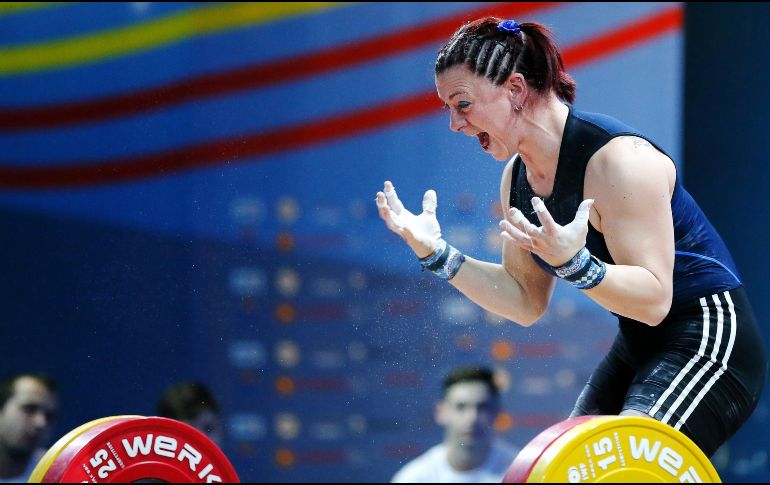 La italiana Gerogia Bordinnon reacciona tras una arrancada durante los Campeonatos de Europa de Halterofilia en Bucarest, Rumania. Bordinnon logró la medalla de oro en la categoría de hasta 69 kilos. EFE/R. Ghement