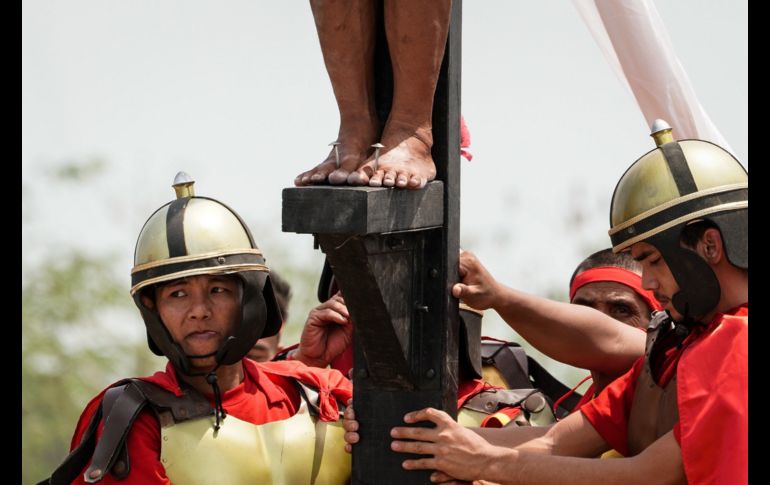 Un hombre es crucificado en San Fernando, Filipinas, durante una representación del Viernes Santo. EFE/M. R. Cristino
