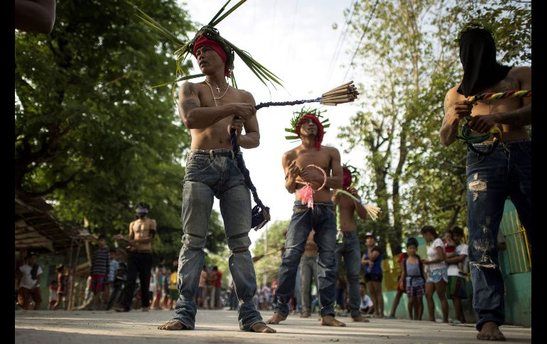 Con una demostración sangrienta de frenesí religioso, decenas de hombre caminaron varios kilómetros, golpeándose la espalda desnuda con palos de bambú afilados y pedazos de madera, precediendo las crucifixiones. AFP/N. Celis