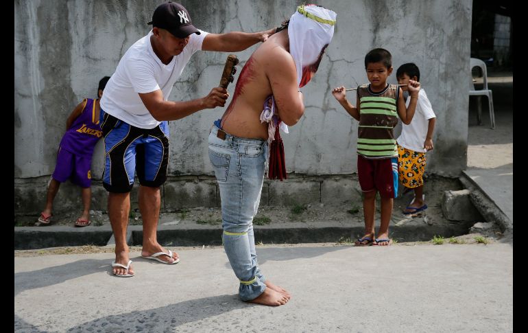 Un penitente recibe cortes en su espalda en San  Fernando. EFE/M. R. Cristino