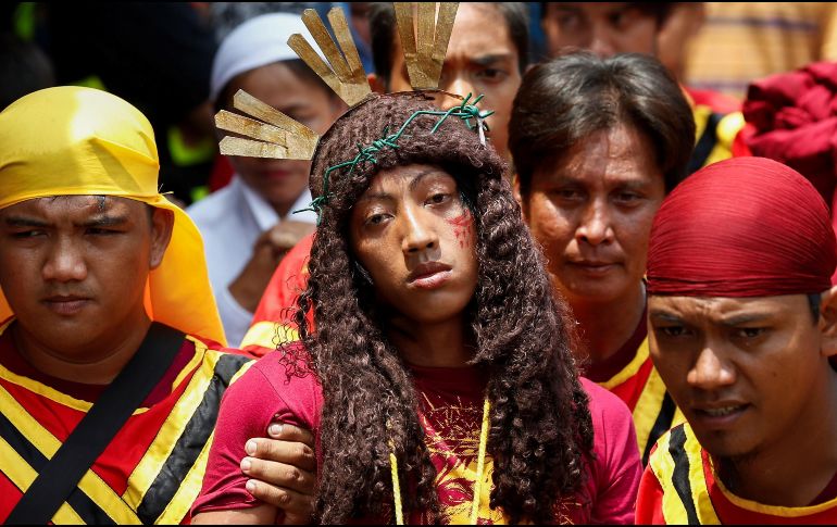 Decenas de filipinos se crucifican en varios lugares del país durante la Semana Santa. Habitantes vestidos como centuriones romanos conducen a un penitente en Paombong. EFE/R. Dela Pena