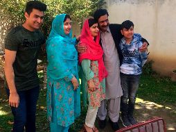 Malala (c) posa con su familia en una breve visita a su casa. AP/A. Sherin