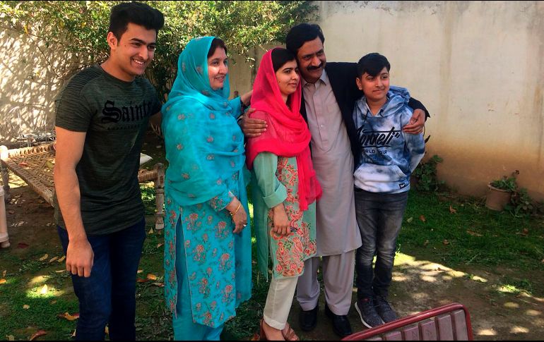 Malala (c) posa con su familia en una breve visita a su casa. AP/A. Sherin