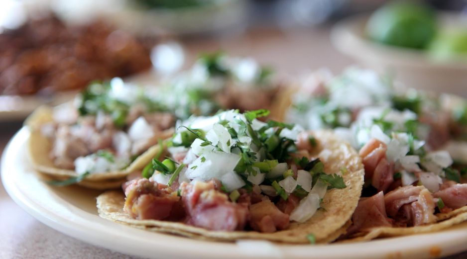 Aunque para muchos es desconocida la fecha, para otros la mejor forma de festejar es disfrutarlo como mejor se prefiera, pues como dicen algunos comensales ''el taco es el taco''. EL INFORMADOR / ARCHIVO