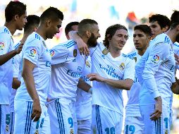 Karim Benzema (tercero de izquierda a derecha) anotó de penalti y portó el gafete de capitán en su partido oficial número 400 con el Madrid. AP/L. de León