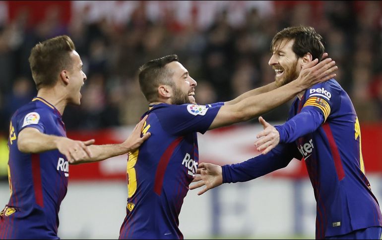 La entrada de Messi (D) al 58' cambia el curso del partido. EFE/J. M. Vidal