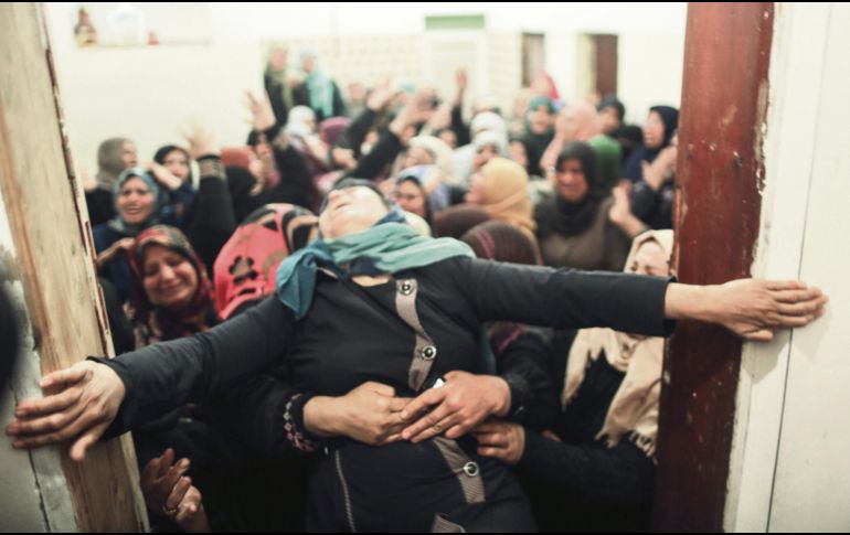 Dolor. Los gazatíes acudieron a los funerales de los manifestantes muertos por el Ejército israelí. AFP