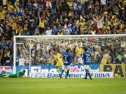 Jesús Corona cae vencido por el disparo de Cecilio Domínguez (fuera de la foto). MEXSPORT