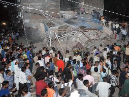 Equipos de rescate trabajan en el edificio colapsado. AFP