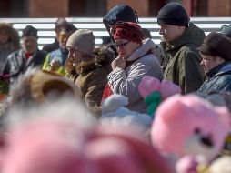 Personas visitan un monumento hecho en honor a las víctimas, localizado cerca del centro comercial siniestrado. AP/D. Serebryakov