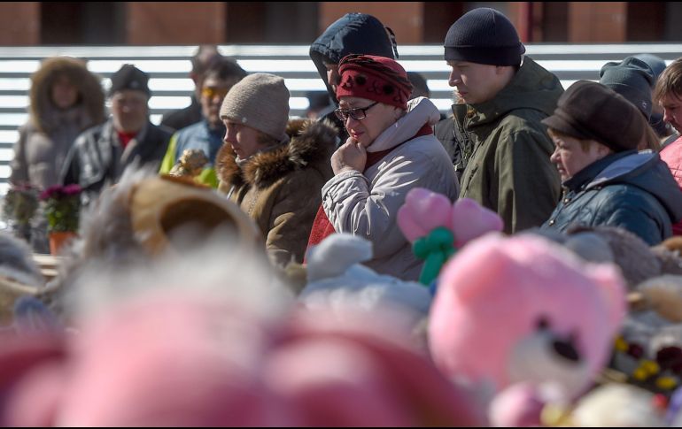 Personas visitan un monumento hecho en honor a las víctimas, localizado cerca del centro comercial siniestrado. AP/D. Serebryakov