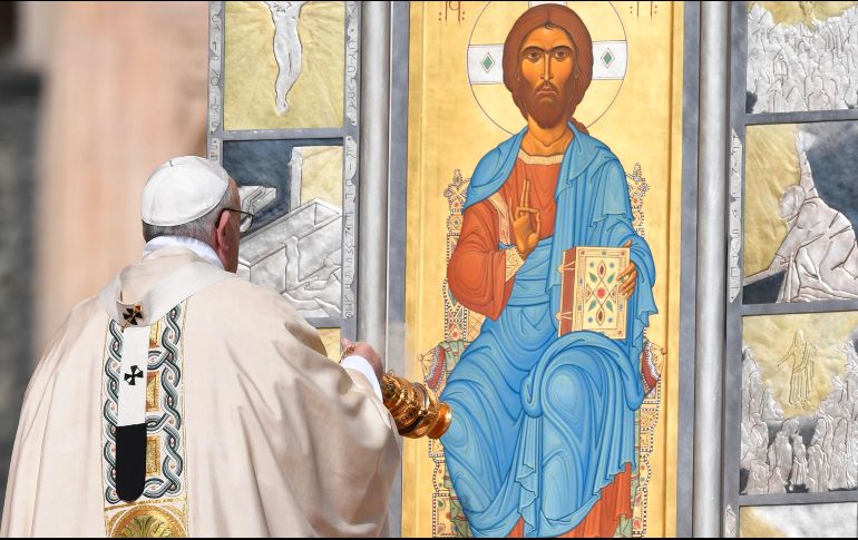 El Papa Francisco usa el incensario antes de presidir la misa. AFP/A. Solaro