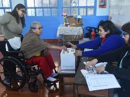 Los costarricenses disponen de seis mil 542 juntas receptoras de votos repartidas en dos mil 087 centros de votación en todo el país AFP /