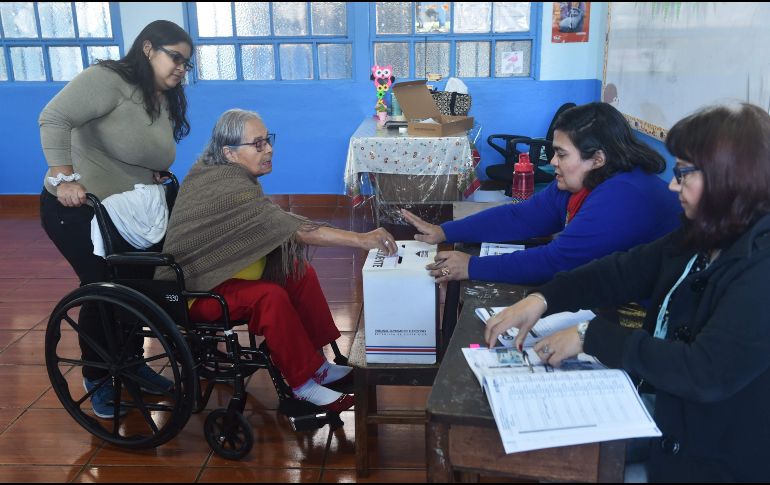 Los costarricenses disponen de seis mil 542 juntas receptoras de votos repartidas en dos mil 087 centros de votación en todo el país AFP /