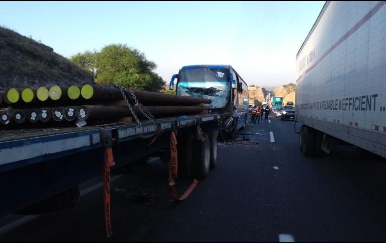 Autoridades no especificaron las causas del choque. ESPECIAL / Protección Civil Jalisco