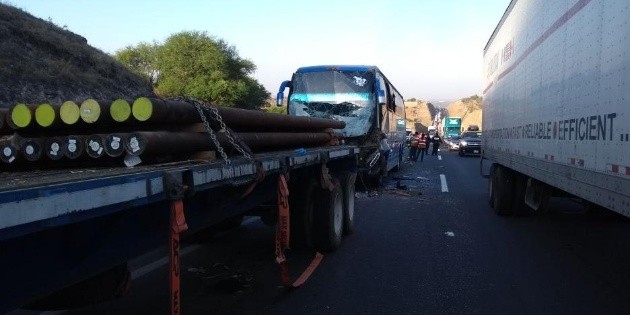 Choque entre camión de pasajeros y tráiler deja siete lesionados | El ...