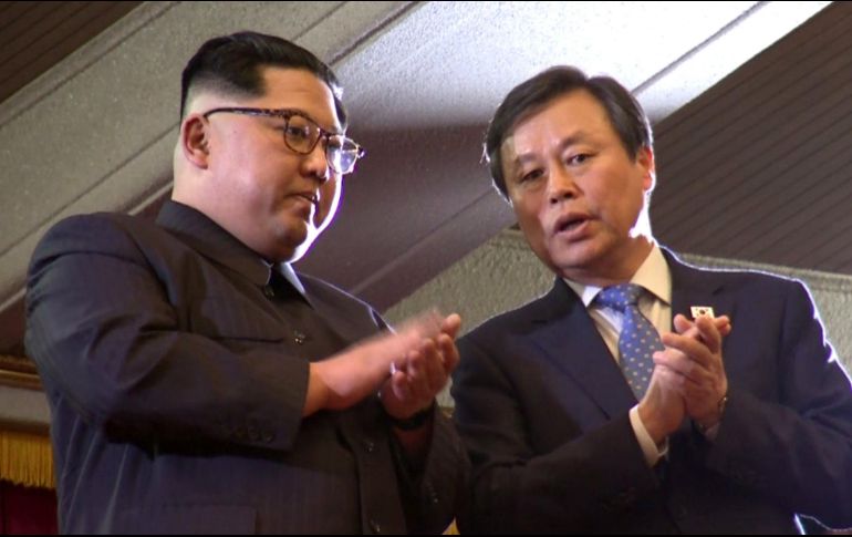 Kim Jong-un habla con el ministro de cultura de Corea del Sur. EFE
