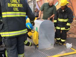Rescatan a hombre tras quedar atrapado en contenedor de basura