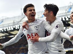 Dele Alli (I) anota dos goles en el triunfo de los 
