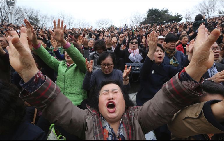 Crisitanos sudcoreanos asisten a una ceremonia de Pascua en la universidad Yeonsei en Seúl. Unos 10 mil participantes oraron por la paz y la desnuclearización de la Península Coreana. AP/Y. Ahn