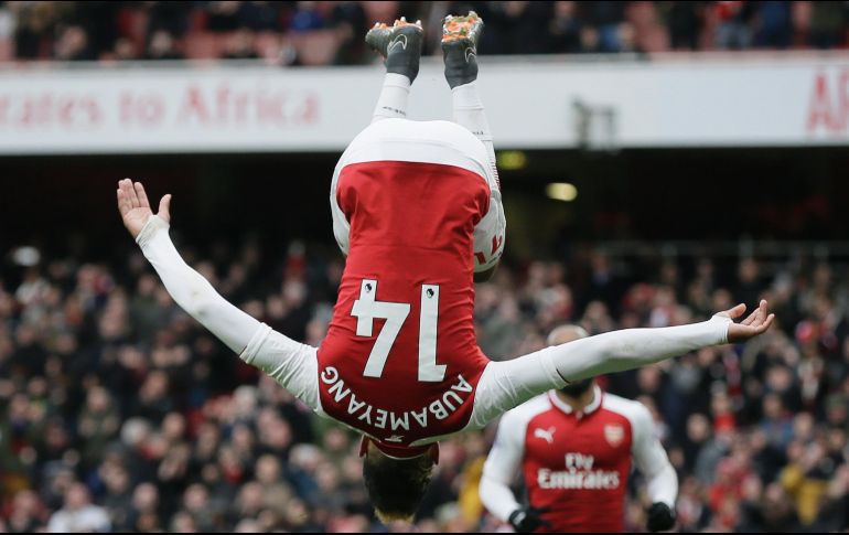 Pierre-Emerick Aubameyang, del Arsenal, festeja tras anotar de penal ante Stoke City, en partido de la Liga Premier inglesa disputado en Londres. AP/T. Ireland