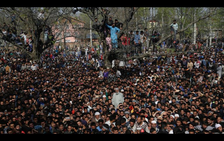 Cachemires asisten en Shopian, India, al funeral de Zubar Ahmad, uno de los rebeldes muertos en enfrentamientos con fuerzas del gobierno indio. AP/M. Khan
