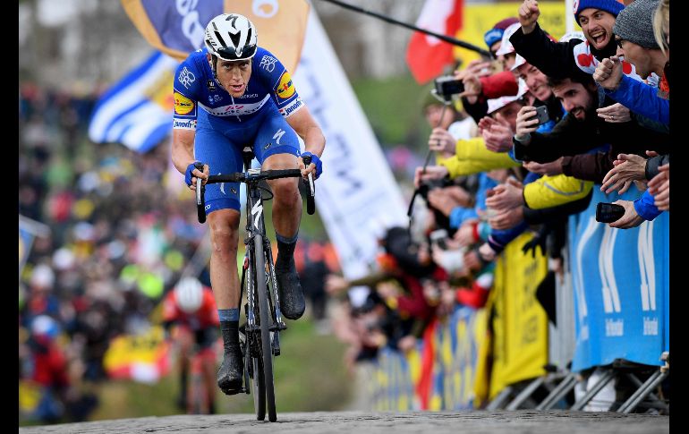 El holandés Niki Terpstra pedalea en Kluisbergen, Bélgica, rumbo a ganar la 102 edición del Tour de Flanders, una carrera de 264.7 kilómetros. AFP/Belga/D. Stockman