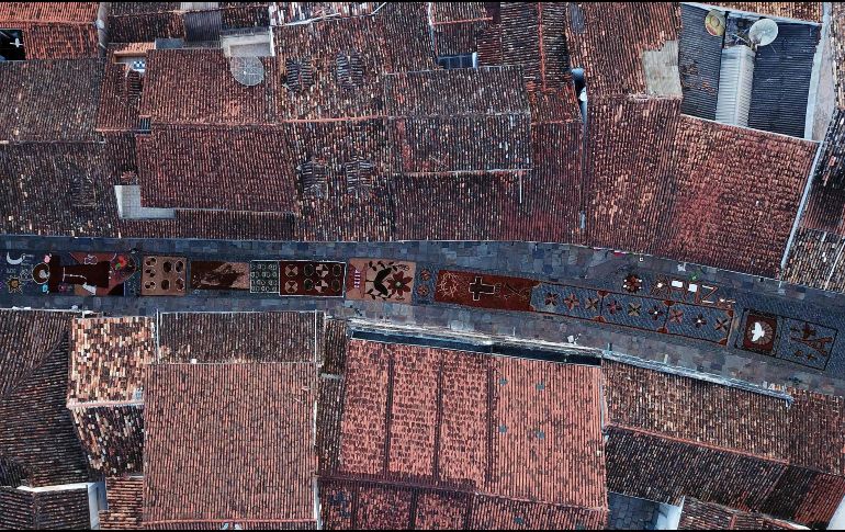 Vista aérea de alfombras de aserrín que decoran una calle de la ciudad brasileña de Ouro Preto. AFP/D. Magno
