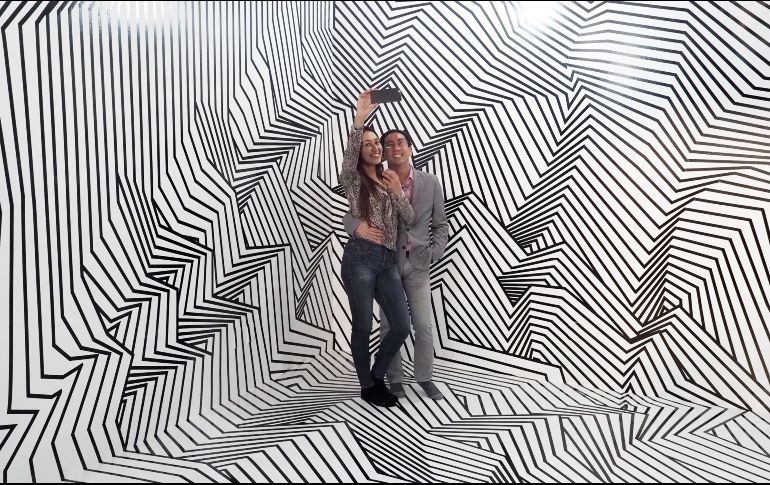 La instalación con cinta plástica del artista Darel Carey, un favorito para las selfies. AFP/R. Beck