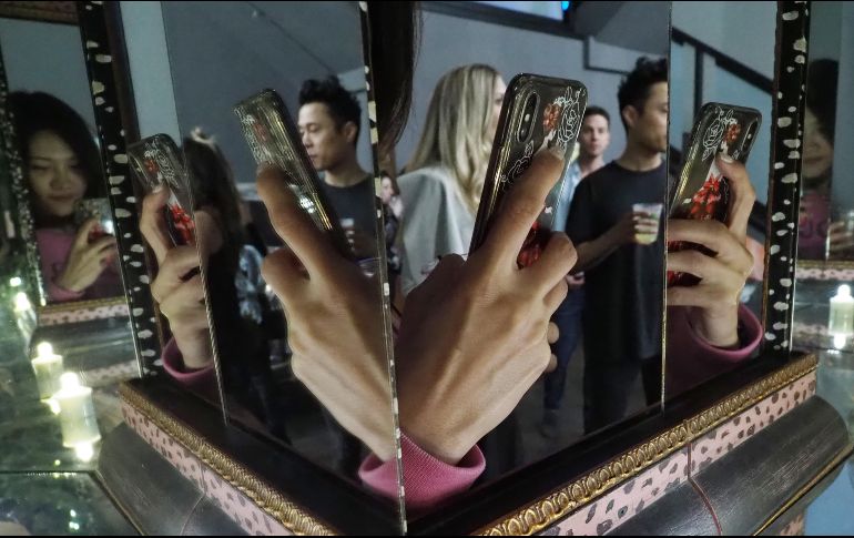 La mano de un visitante que toma una foto se refleja en espejos. AFP/R. Beck
