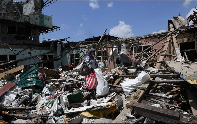 Un habitante busca pertenencias en su casa, destruida durante los combates entre el ejército y un grupo yihadista en Marawi, Filipinas. Tras huir hace casi un año, los residentes volvieron a la ciudad. AFP/T. Aljibe