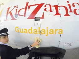 Inicio de obras. Niños le dan la bienvenida al avión de KidZania, en las instalaciones de Plaza Patria. EL INFORMADOR/A. Camacho