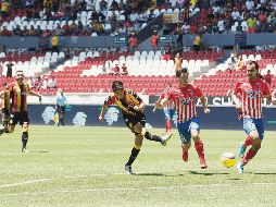 “EL Mago” abrió el camino a la victoria. El juvenil Carlos Baltazar dispara a gol para hacer el 1-0 de Leones Negros sobre el Atlético San Luis. EL INFORMADOR/M. Vargas