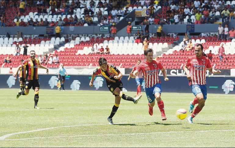 “EL Mago” abrió el camino a la victoria. El juvenil Carlos Baltazar dispara a gol para hacer el 1-0 de Leones Negros sobre el Atlético San Luis. EL INFORMADOR/M. Vargas