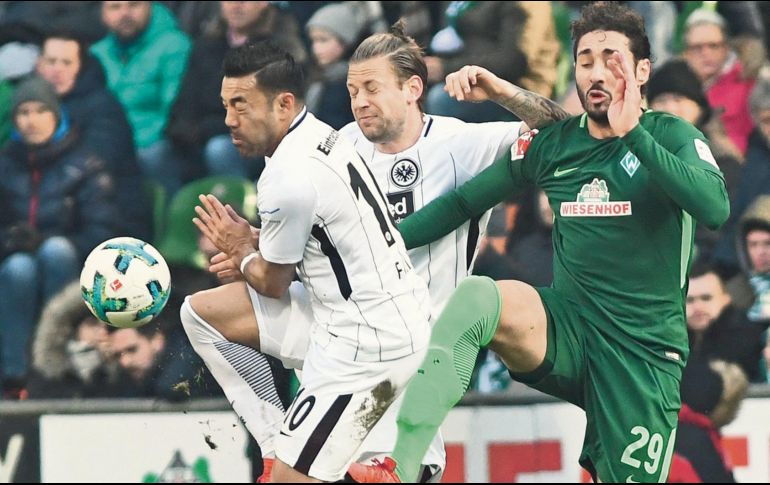 Marco Fabián (#11) cierra los ojos en una jugada fuerte contra el Werder Bremen. EFE