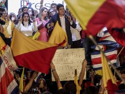 El presidente electo de Costa Rica, Carlos Alvardo (c), del Partido Acción Ciudadana, da su discurso de la victoria tras conocer los resultados. EFE/A. Otárola
