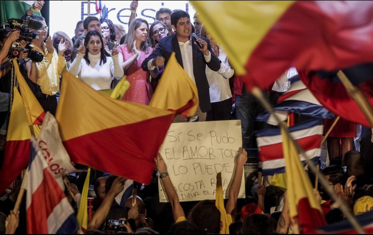 El presidente electo de Costa Rica, Carlos Alvardo (c), del Partido Acción Ciudadana, da su discurso de la victoria tras conocer los resultados. EFE/A. Otárola