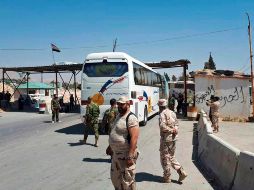 Cuatro autobuses con milicianos del Ejército del Islam y civiles abandonaron hoy Duma y salieron por el corredor de Al Wafidín. AP/SANA