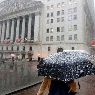 Wall Street inicia con números rojos ante guerra comercial