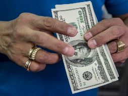 El tipo de cambio para solventar operaciones denominadas en moneda extranjera pagaderas en el país es de 18.2709 pesos. EL INFORMADOR / ARCHIVO